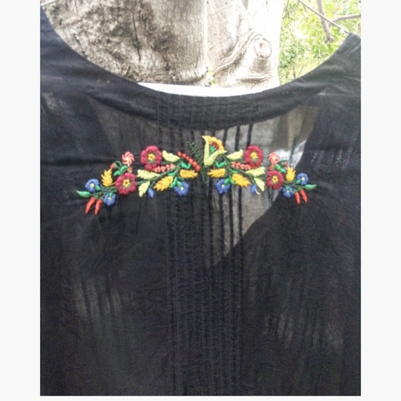 Stylish Beautifully embroidered Johnny Was top! - Picture 3 of 5